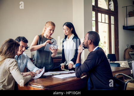 I colleghi collaborando in ufficio casual Foto Stock