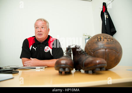 Dermot Drummy - Crawley Town FC manager presso la massa. Dopo aver perso il suo lavoro presso il club ha passato lontano nel novembre 2017. Foto Stock