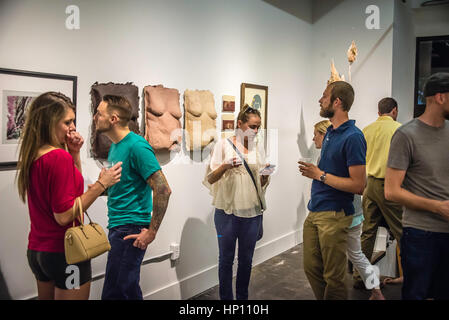 Primo evento venerdì nel centro di Lancaster, PA. Celebrazione mensile delle arti e degli artisti in gallerie e negozi. Foto Stock