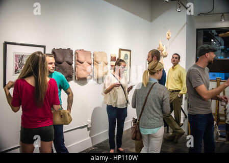 Primo evento venerdì nel centro di Lancaster, PA. Celebrazione mensile delle arti e degli artisti in gallerie e negozi. Foto Stock