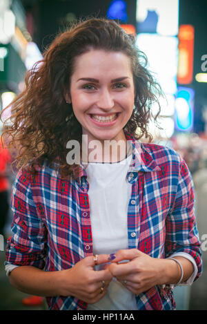 Giovane donna in Times Square a New York City, New York, Stati Uniti d'America Foto Stock