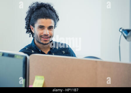 Giovane uomo in office, ritratto Foto Stock