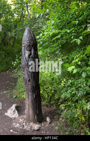 Idolo in legno protezioni sul percorso verso il tempio del sole - un luogo power sulla costa meridionale della Crimea. Vista dal top mountain Ilyas Kaya. Foto Stock