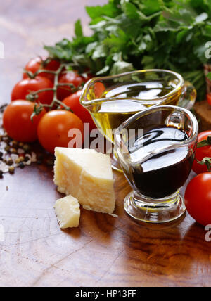 Il cibo italiano ingredienti - verdure, olio d'oliva, spezie e formaggio parmigiano Foto Stock