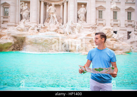 Felice giovane con mappa della città nella città del Vaticano e la Basilica di San Pietro Chiesa, Roma, Italia. Travel Tourist guy outdoors su vacanze in Europa. Foto Stock