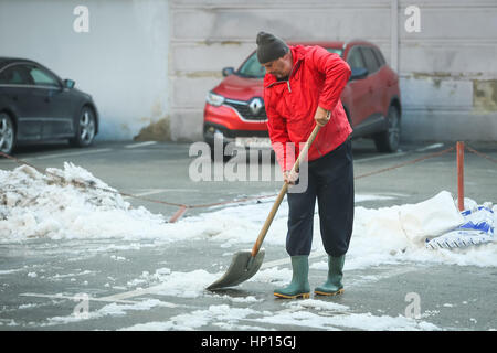 Zagabria, Croazia - 15 gennaio 2017 : un uomo la pulizia della neve fuori dal parcheggio con una pala a Zagabria in Croazia. Foto Stock