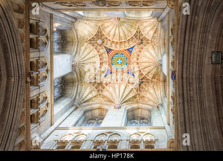 La parte inferiore della torre centrale presso la cattedrale di Canterbury, Inghilterra. Foto Stock