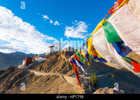 Tsemo Fort e Namgyal Tsemo Gompa sulla cima di una montagna di preghiera tibetano bandiere sopra Leh in Ladakh, India Foto Stock
