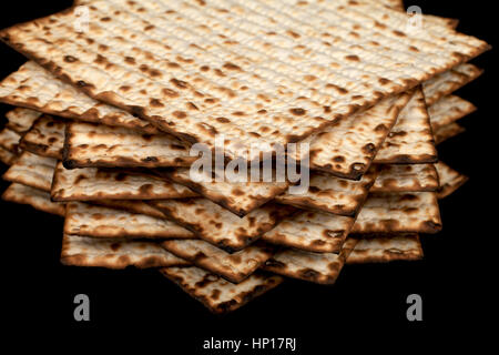 Tradizionale matzah ebraico su uno sfondo nero. Close-up Foto Stock