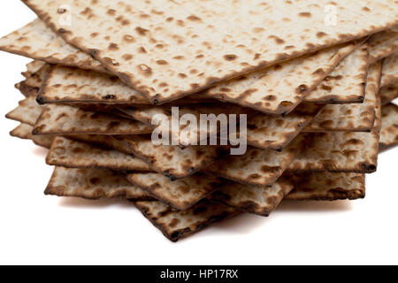 Tradizionale matzah ebraico su uno sfondo bianco. Close-up Foto Stock