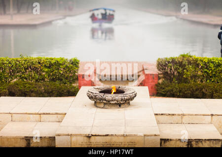 Pace eterna fiamma, lumbini zona monastica Foto Stock