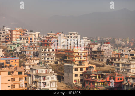 Vista sulla periferia di Kathmandu su un pomeriggio nebuloso, Nepal Foto Stock