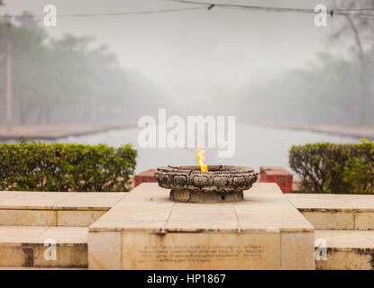 Pace eterna fiamma, lumbini zona monastica Foto Stock