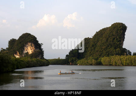 Khao khanap nam. krabi river e kanab nam twin peaks in distanza, Krabi town, provincia di Krabi, Thailandia, sud-est asiatico, Asia. molto popolare di plac Foto Stock