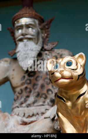 Statua dorata di un dio cinese al Wat Tham sua tiger tempio nella grotta (Wat Tham seua) a Krabi, Thailandia Foto Stock