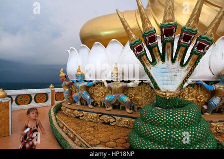 Piedi del serpente di protezione alla base del Grande Buddha Wat Tham seua krabi Thailandia del sud est asiatico. la tigre tempio nella grotta è un tempio buddista Foto Stock