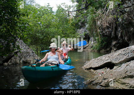 Le persone godono di imbottitura in kayak attraverso la foresta di mangrovie e grotta marina. seakayak Bor Thor. krabi. thailandia. asia. La parte nord della provincia di Krabi vanta Foto Stock