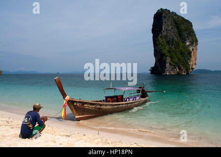 Barca long-tail ormeggiata sulla spiaggia di Koh Poda isole nel mare delle Andamane, Thailandia. Ko Poda è un'isola al largo della costa occidentale della Thailandia, a Krabi Pro Foto Stock