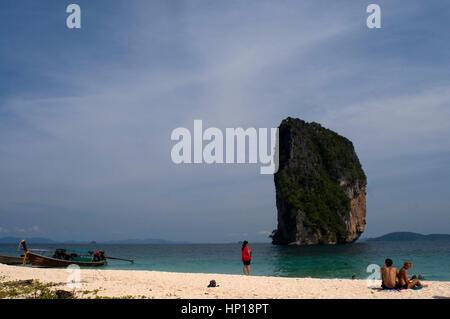 Barca long-tail ormeggiata sulla spiaggia di Koh Poda isole nel mare delle Andamane, Thailandia. Ko Poda è un'isola al largo della costa occidentale della Thailandia, a Krabi Pro Foto Stock