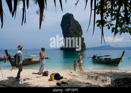 Barca long-tail ormeggiata sulla spiaggia di Koh Poda isole nel mare delle Andamane, Thailandia. Ko Poda è un'isola al largo della costa occidentale della Thailandia, a Krabi Pro Foto Stock