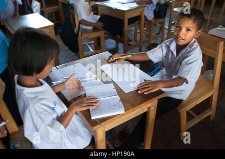 Scuola in mare Panyee gypsy villaggio di pescatori, Phuket Thailandia. Zingari del mare village a Koh Panyee, Phang Nga Bay, Thailandia, Asia Foto Stock