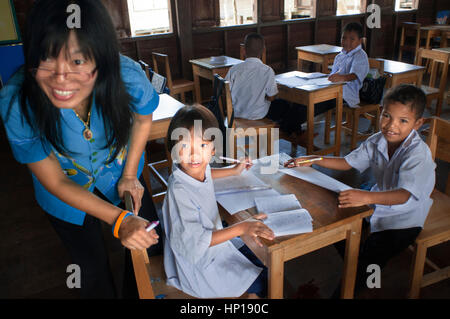 Scuola in mare Panyee gypsy villaggio di pescatori, Phuket Thailandia. Zingari del mare village a Koh Panyee, Phang Nga Bay, Thailandia, Asia Foto Stock