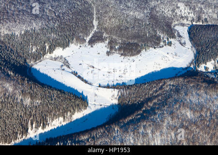 Canyon innevati in inverno le colline boscose, vista dall'alto Foto Stock