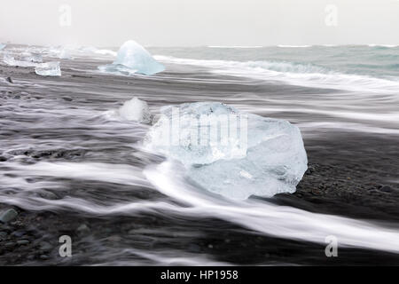 Iceberg spiaggia di diamante al ghiacciaio Vatnajokull Jokulsarlon Islanda Foto Stock