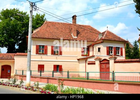 Tipica casa di villaggio Cristian, Transilvania. La città fu menzionata per la prima volta in una lettera scritta nel 1420 dal re Sigismondo di Lussemburgo. Foto Stock