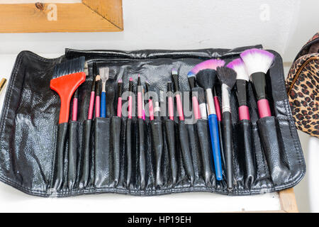 Astratto e concettuale del make up. spazzole, costituiscono strumenti. Rendere artista al lavoro. Foto Stock