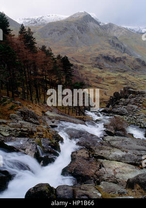 Vista Foel Goch e Nant Ffrancon dal di sopra Ogwen Falls, vicino alla A5 road. Snowdonia, Galles del Nord, Regno Unito Foto Stock