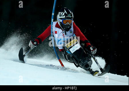 Zagabria, Croazia. Xvi Feb, 2017. Austrian Para sciatore alpino Heike Tuertscher compete durante la seconda gara di slalom della donna seduta Slalom a 2016-2017 IPC Sci Alpino Coppa Europa a Sljeme a Zagabria, la capitale della Croazia, Feb 16, 2017. Credito: Igor Kralj/Xinhua/Alamy Live News Foto Stock