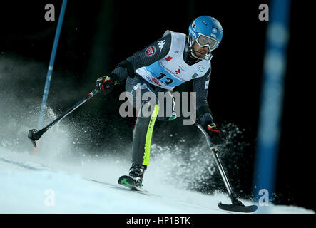 Zagabria, Croazia. Xvi Feb, 2017. Italian Para sciatore alpino Davide Bendotti compete durante la seconda gara di slalom di uomini Slalom permanente a 2016-2017 IPC Sci Alpino Coppa Europa a Sljeme a Zagabria, la capitale della Croazia, Feb 16, 2017. Credito: Igor Kralj/Xinhua/Alamy Live News Foto Stock