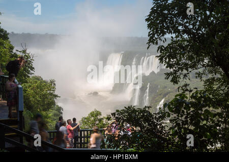 Foz do Iguaçu, Brasile. Il 16 febbraio, 2017. Vista dei visitatori sul 'Trilha das Cataratas' (il percorso delle cascate) sentiero durante la giornata di sole in Iguaçu National Park, Stato di Parana, Brasile. Credito: Andre M. Chang/ARDUOPRESS/Alamy Live News Foto Stock