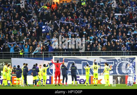 Gand. Xvi Feb, 2017. I giocatori di Gent salutare sostenitori dopo aver vinto il primo match della gamba del round di 32 a UEFA Europa League match tra KAA Gent e Tottenham Hotspur al Ghelamco Arena di Gand, a ovest del Belgio sulla Feb 16, 2017. Gent ha vinto 1-0. Credito: Gong Bing/Xinhua/Alamy Live News Foto Stock