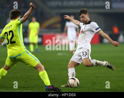 Gand. Xvi Feb, 2017. Ben Davies (R) del Tottenham Hotspur vies con Thomas Foket di Gent durante la prima partita di gamba del round di 32 a UEFA Europa League match tra KAA Gent e Tottenham Hotspur al Ghelamco Arena di Gand, a ovest del Belgio sulla Feb 16, 2017. Gent ha vinto 1-0. Credito: Gong Bing/Xinhua/Alamy Live News Foto Stock