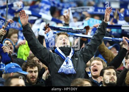 Gand. Xvi Feb, 2017. I sostenitori di Gent allegria durante la prima partita di gamba del round di 32 a UEFA Europa League match tra KAA Gent e Tottenham Hotspur al Ghelamco Arena di Gand, a ovest del Belgio sulla Feb 16, 2017. Gent ha vinto 1-0. Credito: Gong Bing/Xinhua/Alamy Live News Foto Stock