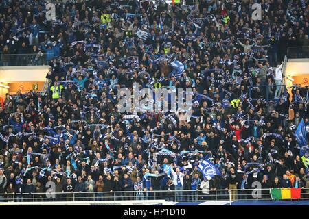 Gand. Xvi Feb, 2017. I sostenitori di Gent allegria durante la prima partita di gamba del round di 32 a UEFA Europa League match tra KAA Gent e Tottenham Hotspur al Ghelamco Arena di Gand, a ovest del Belgio sulla Feb 16, 2017. Gent ha vinto 1-0. Credito: Gong Bing/Xinhua/Alamy Live News Foto Stock