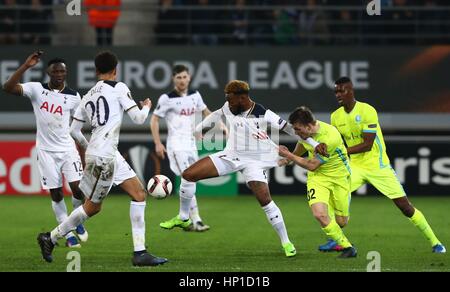 Gand. Xvi Feb, 2017. Thomas Foket(2 R) di Gent difende durante la prima partita di gamba del round di 32 a UEFA Europa League match tra KAA Gent e Tottenham Hotspur al Ghelamco Arena di Gand, a ovest del Belgio sulla Feb 16, 2017. Gent ha vinto 1-0. Credito: Gong Bing/Xinhua/Alamy Live News Foto Stock