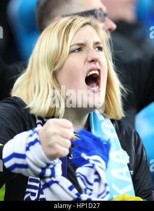 Gand. Xvi Feb, 2017. Un sostenitore di Gent cheers durante la prima partita di gamba del round di 32 a UEFA Europa League match tra KAA Gent e Tottenham Hotspur al Ghelamco Arena di Gand, a ovest del Belgio sulla Feb 16, 2017. Gent ha vinto 1-0. Credito: Gong Bing/Xinhua/Alamy Live News Foto Stock