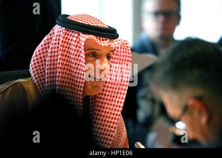 Bonn, Germania. Xvii gen, 2017. La Saudi Arabian Ministro degli esteri Adel Ahmed bin Al-Jubeir prende parte a una discussione riguardante il conflitto siriano nella riunione del G20 dei ministri degli esteri tenutasi a Bonn, Germania, 17 gennaio 2017. Foto: Oliver Berg/dpa/Alamy Live News Foto Stock