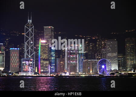 Hong Kong, Hong Kong, Cina. Xvii Feb, 2017. Hong Kong Cina-Febbraio 17 2017: (solo uso editoriale. Cina OUT) .paesaggio notturno del porto di Victoria nel sud della Cina di Hong Kong, Febbraio 17th, 2017. Credito: SIPA Asia/ZUMA filo/Alamy Live News Foto Stock