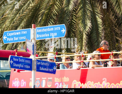 Open Top City sightseeing bus in parque santa catalina a las palmas di gran canaria isole canarie Spagna Foto Stock