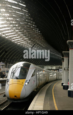 York, Regno Unito. Xvii Feb, 2017. Un nuovo Hitachi-reso 125mph classe 800 "Azuma" elettro-treno diesel resta in attesa presso la stazione di York prima di iniziare ad alta velocità tra prove di York e Darlington, in preparazione per la sua 2018 Introduzione al servizio sulla Prestige London King's Cross a Edimburgo Itinerario per i treni del Virgin East Coast rail franchise. I treni sono essendo fabbricato da Hitachi Rail Europe a loro Newton Aycliffe sito nella Contea di Durham. Credito: David soulsby/Alamy Live News Foto Stock