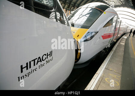 York, Regno Unito. Xvii Feb, 2017. Un nuovo Hitachi-reso 125mph classe 800 "Azuma" elettro-treno diesel resta in attesa presso la stazione di York prima di iniziare ad alta velocità tra prove di York e Darlington, in preparazione per la sua 2018 Introduzione al servizio sulla Prestige London King's Cross a Edimburgo Itinerario per i treni del Virgin East Coast rail franchise. I treni sono essendo fabbricato da Hitachi Rail Europe a loro Newton Aycliffe sito nella Contea di Durham. Credito: David soulsby/Alamy Live News Foto Stock