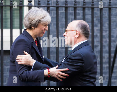 Londra, Regno Unito. Xvii Feb, 2017. A Downing Street, Londra, 17 febbraio 2017. Il Primo Ministro inglese Theresa Maggio accoglie il suo omologo francese Bernard Cazeneuve alla sua residenza ufficiale al 10 di Downing Street per discussioni bilaterali Credito: Paolo Davey/Alamy Live News Foto Stock