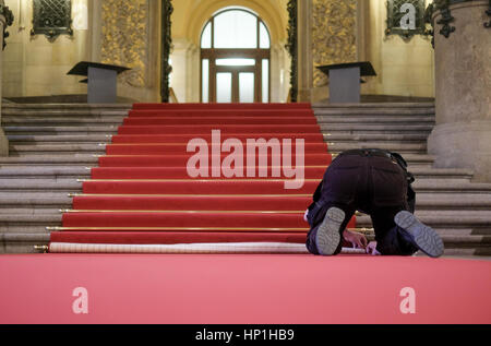 Amburgo, Germania. Xvii Feb, 2017. I lavoratori a prepararsi per le tradizionali "atthiae-Mahl" banchetto nel municipio di Amburgo, Germania, 17 febbraio 2017. Il banchetto è stato tenuto dal 1356 ed è il più antico del suo genere in tutto il mondo. Il premier canadese Justin Trudeau e il ministro degli esteri tedesco Sigmar GABRIEL sono tra gli illustri ospiti invitati a partecipare quest'anno il banchetto. Foto: Axel Heimken/dpa/Alamy Live News Foto Stock