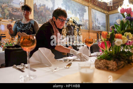 Amburgo, Germania. Xvii Feb, 2017. I lavoratori a prepararsi per le tradizionali "atthiae-Mahl" banchetto nel municipio di Amburgo, Germania, 17 febbraio 2017. Il banchetto è stato tenuto dal 1356 ed è il più antico del suo genere in tutto il mondo. Il premier canadese Justin Trudeau e il ministro degli esteri tedesco Sigmar GABRIEL sono tra gli illustri ospiti invitati a partecipare quest'anno il banchetto. Foto: Axel Heimken/dpa/Alamy Live News Foto Stock