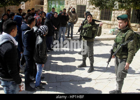 Hebron, West Bank, Territorio palestinese. Xvii Feb, 2017. Palestinesi prendere parte nel corso di una protesta dopo la preghiera del venerdì al di fuori della moschea Ibrahimi chiamando per la rimozione dei coloni e la riapertura di una strada chiusa in Cisgiordania città di Hebron il 17 febbraio 2017 Credit: Wisam Hashlamoun APA/images/ZUMA filo/Alamy Live News Foto Stock