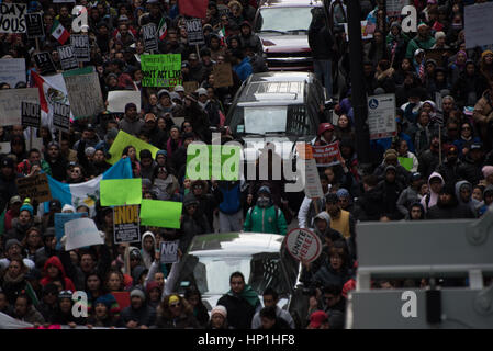Chicago, Stati Uniti d'America. Xvi Feb, 2017. Manifestanti di Chicago hanno marciato come parte di una protesta nazionale chiamato Giorno senza immigrati per opporsi Presidente Trump's le politiche di immigrazione. Credit: la prospettiva di James/Alamy Live News Foto Stock